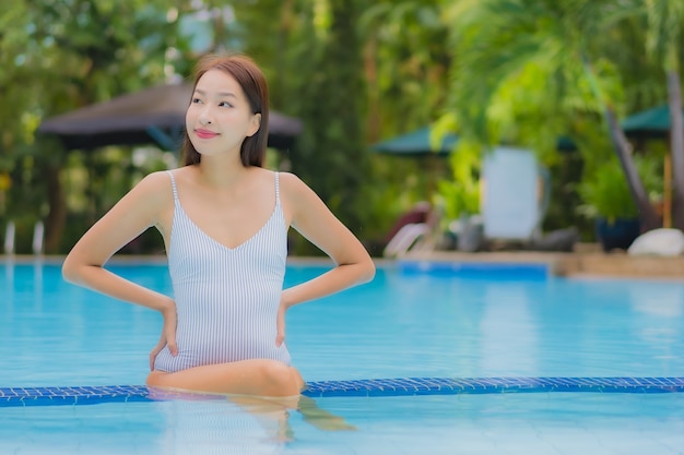 Portret Pięknej Młodej Kobiety Azjatyckiej Cieszyć Się Relaksujący Uśmiech Wypoczynek Wokół Odkrytego Basenu W Hotelu