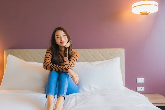 Portret pięknej młodej kobiety azjatyckiej uśmiech relaks na łóżku