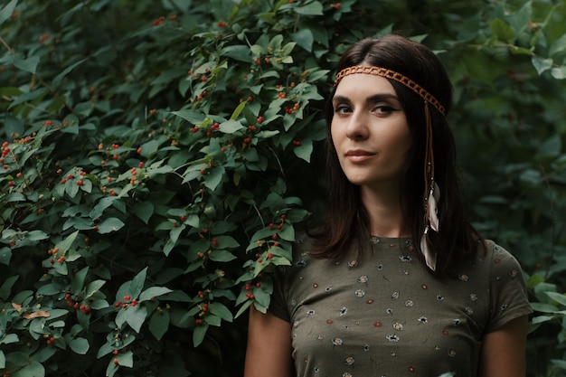 Portret pięknej młodej kobiety hippie