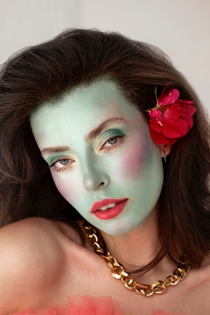 Portret pięknej młodej kobiety z kolorowym makijażem twarzy