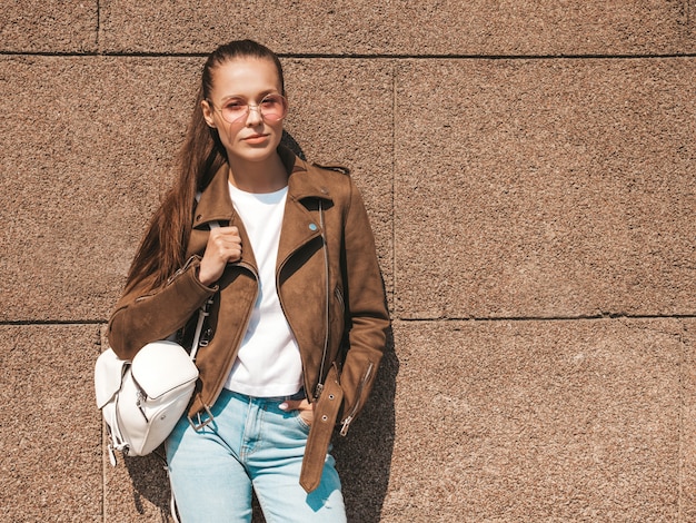 Portret Pięknej Modelki Brunetka Ubrana W Lato Hipster Kurtka I Dżinsy Ubrania