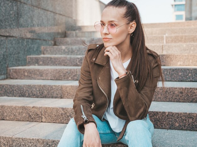 Portret pięknej modelki brunetka ubrana w lato hipster kurtka i dżinsy ubrania