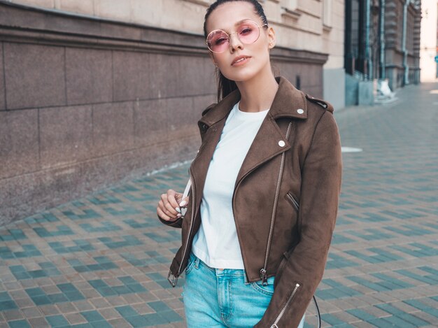 Portret pięknej modelki brunetka ubrana w letnie ubrania hipster kurtka