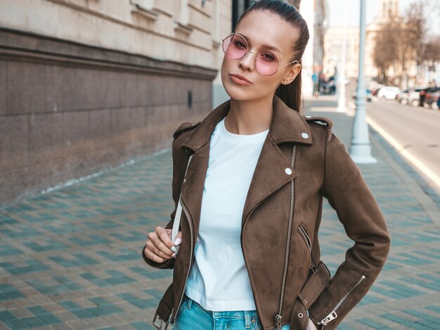 Portret pięknej modelki brunetka ubrana w letnie ubrania hipster kurtka