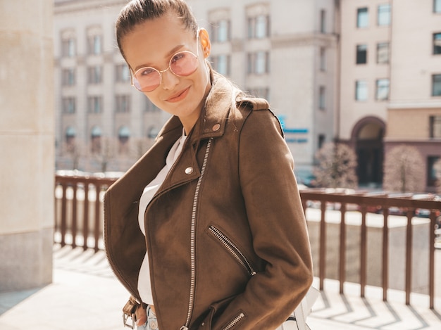 Bezpłatne zdjęcie portret pięknej modelki brunetka ubrana w letnie ubrania hipster kurtka