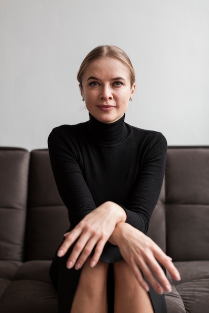 Portret pięknej nowoczesnej kobiety