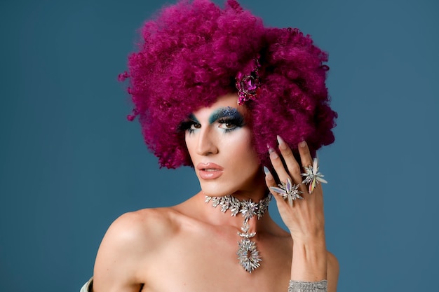 Bezpłatne zdjęcie portret pięknej przeciąganej osoby noszącej makijaż i perukę