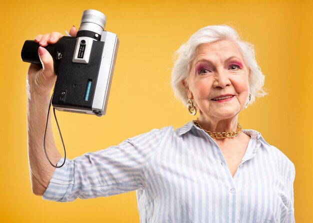 Bezpłatne zdjęcie portret pięknej starszej kobiety robi pozę