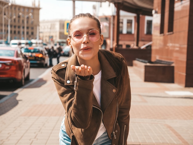 Bezpłatne zdjęcie portret piękny uśmiechnięty brunetka model ubierał w lato modnisia kurtce odziewa