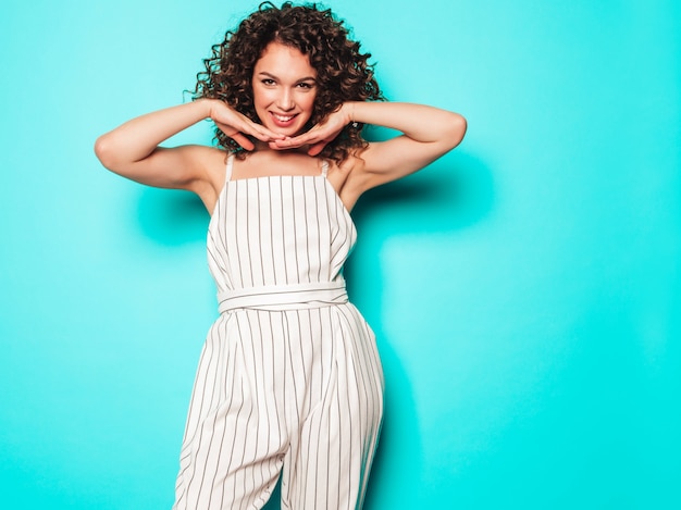 Portret Piękny Uśmiechnięty Model Z Fryzurą Afro Loki Ubrani W Letnie Ubrania Hipster. Modna Kobieta śmieszne I Pozytywne