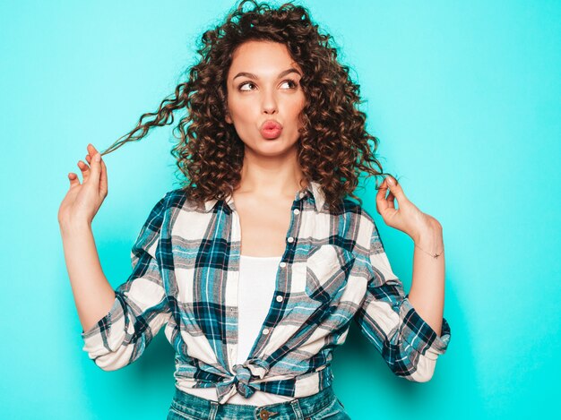 Portret piękny uśmiechnięty model z fryzurą afro loki ubrani w letnie ubrania hipster. Modna kobieta śmieszne i pozytywne