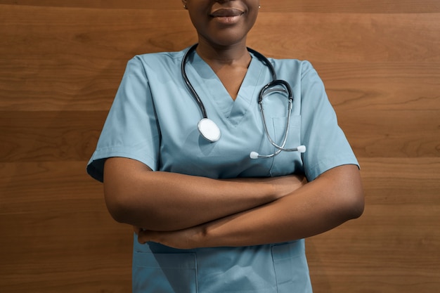 Portret pielęgniarki w zaroślach w klinice