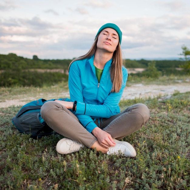 Bezpłatne zdjęcie portret podróżnik cieszy się outdoors