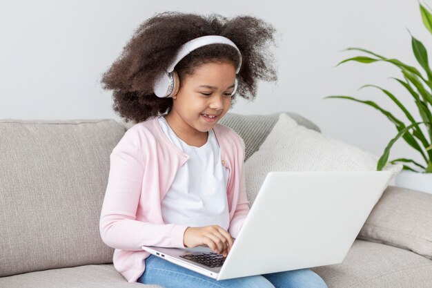 Portret pozytywny młodej dziewczyny mienia laptop