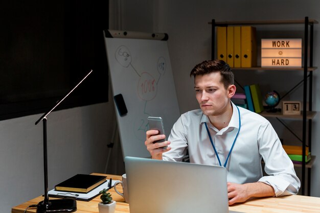 Portret pracuje nad projektem przy nocą przedsiębiorca