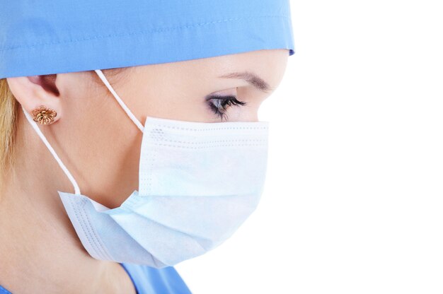 Portret profil chirurga w masce medycznej - na białym tle