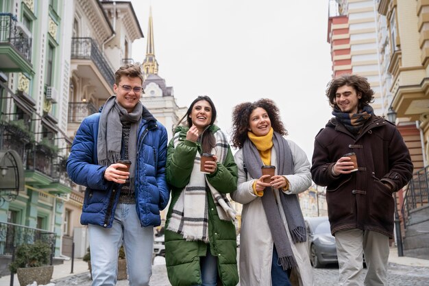 Portret przyjaciół, którzy świetnie się bawią razem