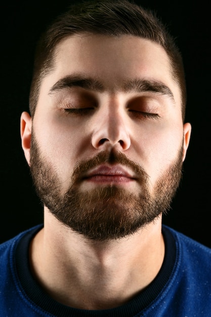 Portret przystojny brodaty mężczyzna z zamkniętymi oczami