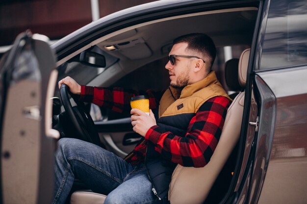 Portret Przystojny Mężczyzna Siedzi W Samochodzie I Picia Kawy