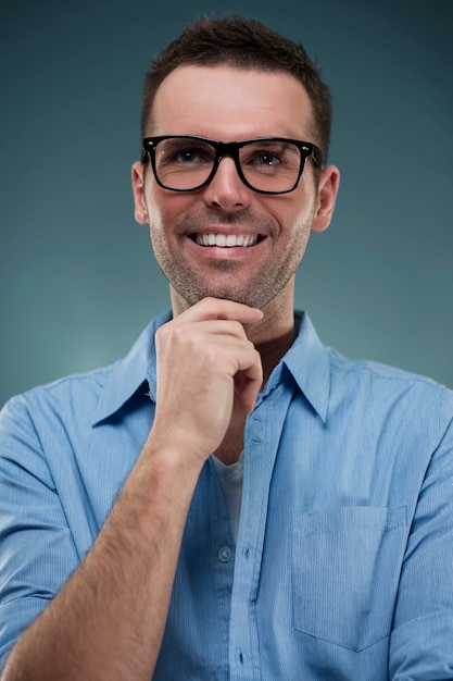 Portret przystojny mężczyzna w okularach