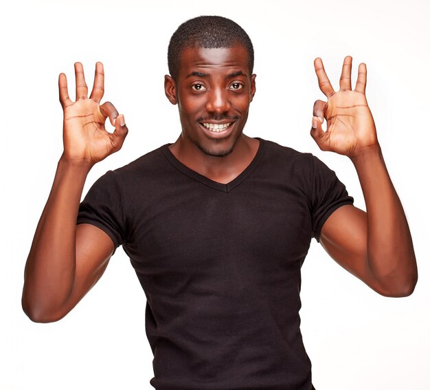 Portret przystojny młody czarnego afrykanina uśmiechnięty mężczyzna