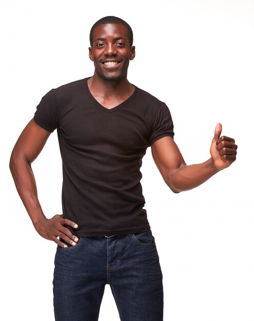 Portret przystojny młody czarny afrykański uśmiechnięty mężczyzna