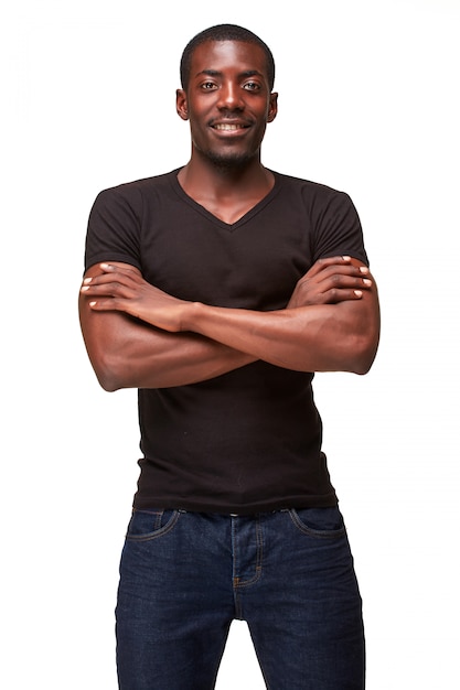 portret przystojny młody czarny afrykański uśmiechnięty mężczyzna