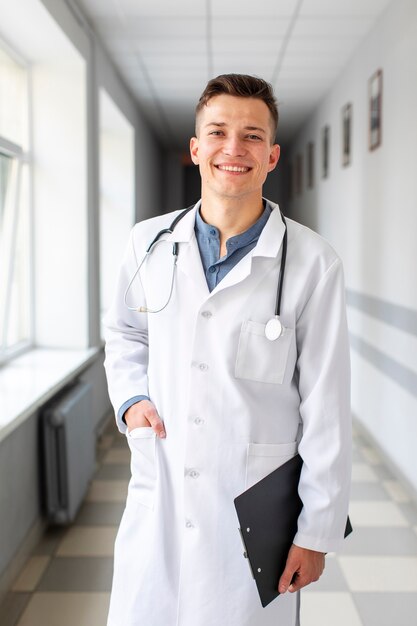 Portret przystojny młody lekarz
