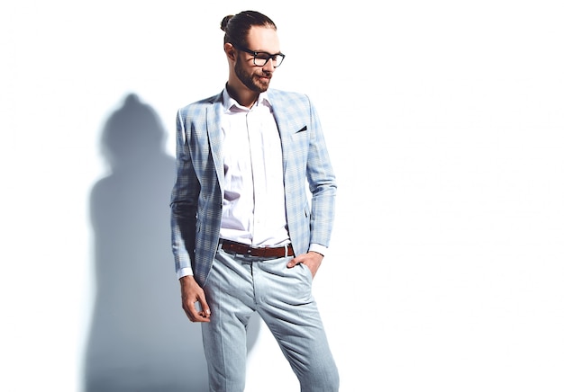 portret przystojny moda model hipster stylowy biznesmen biznesmen ubrany w elegancki jasnoniebieski garnitur w okularach