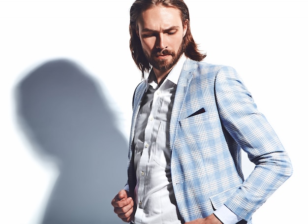 portret przystojny moda model hipster stylowy biznesmen biznesmen ubrany w elegancki jasnoniebieski garnitur