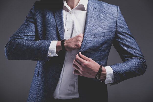 portret przystojny moda model hipster stylowy biznesmen biznesmen ubrany w elegancki niebieski garnitur na szaro