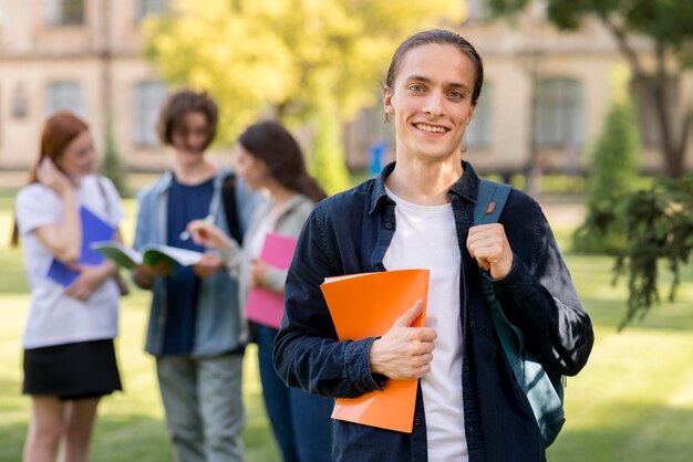 Portret przystojny studencki ono uśmiecha się