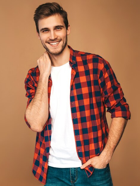 Portret przystojny uśmiechnięty stylowy młody model mężczyzna ubrany w niebieską koszulę ubrania. Moda mężczyzna pozowanie
