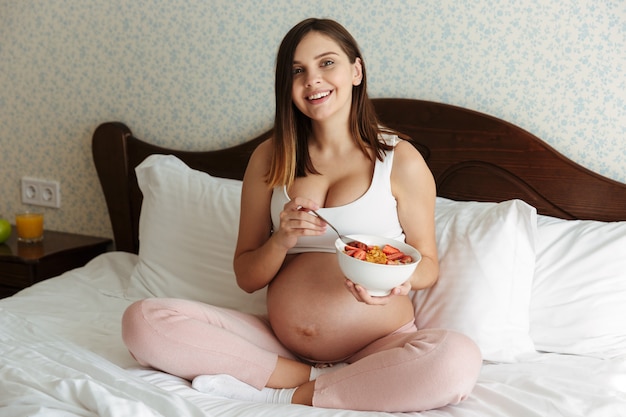 Portret radosny młody kobieta w ciąży