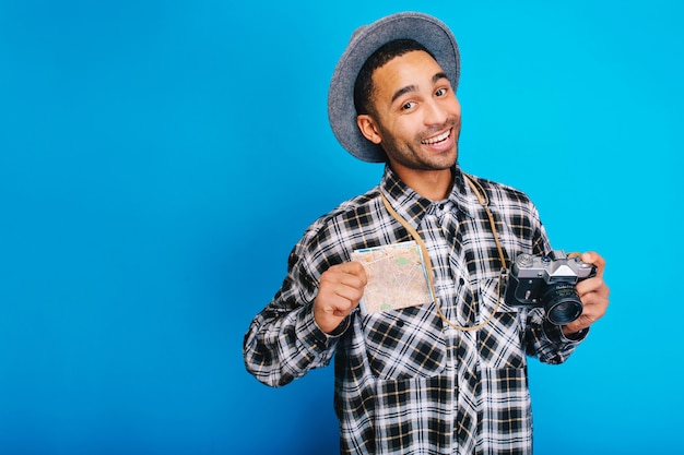 Portret Radosny Przystojny Facet Wyrażający Pozytywne Emocje. Podróżowanie, Turysta, Weekendy, Wakacje, Turystyka, Aparat Fotograficzny, Mapa, Wesoły Nastrój, Uśmiech, Szczęście.