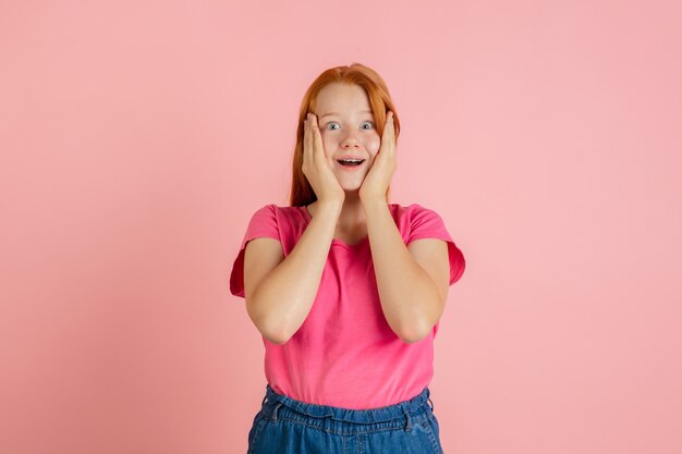 Portret rasy kaukaskiej nastolatki wyizolowanych na coral pink studio