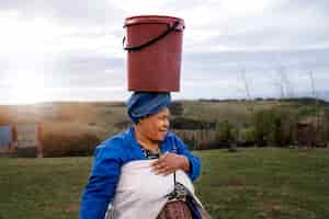 Bezpłatne zdjęcie portret rdzennej osoby przedstawiający codzienne życie