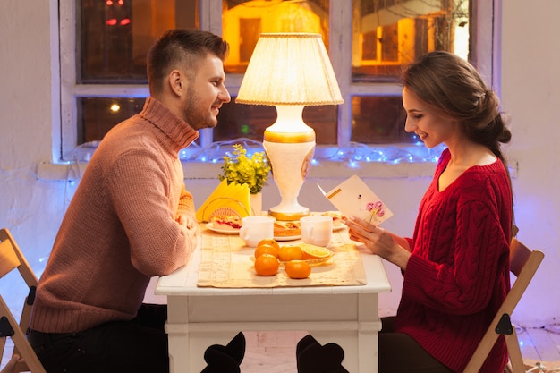 Portret romantyczna para na kolację walentynkową