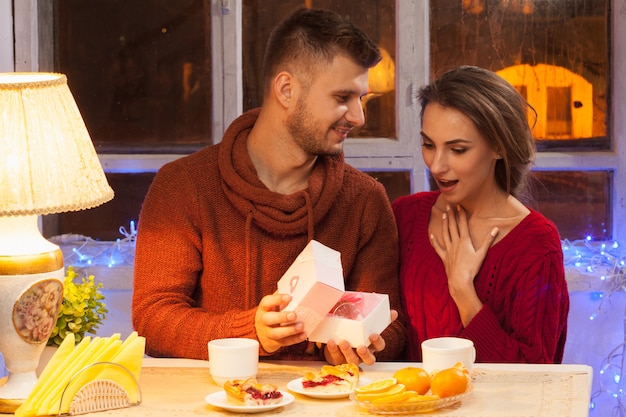 Portret Romantyczna Para Na Kolację Walentynkową