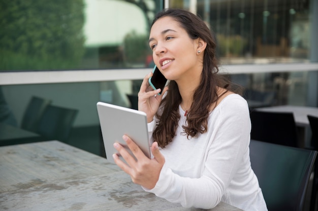 Portret Rozochocony Młody Bizneswoman Opowiada Na Telefonie Komórkowym