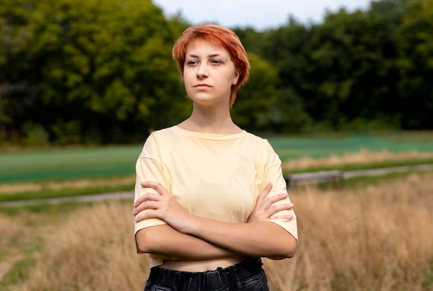 Portret rudej dziewczyny na zewnątrz