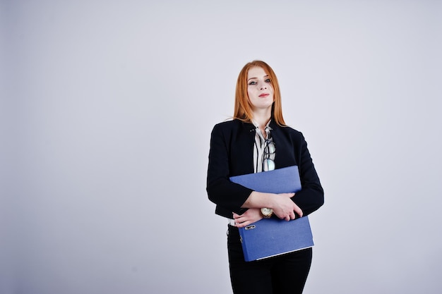 Portret Rudowłosej Bizneswoman Ubranej W Pasiastą Bluzkę I Kurtkę Z Niebieskim Folderem