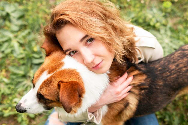 Portret ściska jej psa kobieta