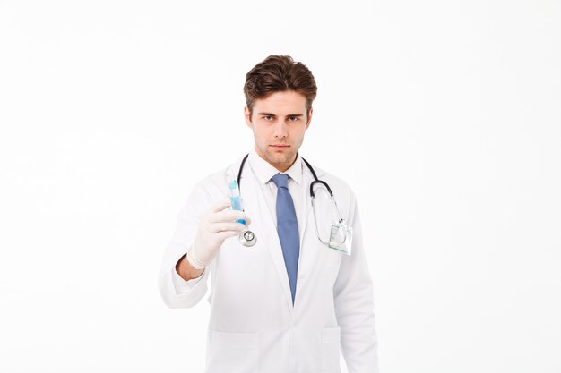 Portret skoncentrowanego młodego lekarza płci męskiej