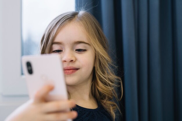 Portret śliczna dziewczyna bierze selfie z telefonem komórkowym