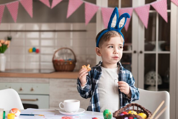 Portret śliczny Chłopiec Z Królików Ucho