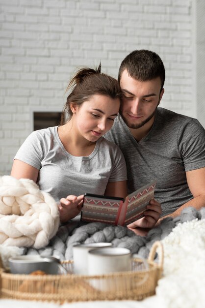 Portret śliczny młody mężczyzna i kobieta indoors