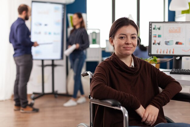 Portret sparaliżowanej bizneswoman pracującej w startupowej firmie biznesowej