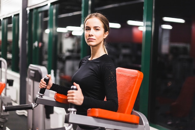 Bezpłatne zdjęcie portret sportowa młoda kobieta w gym