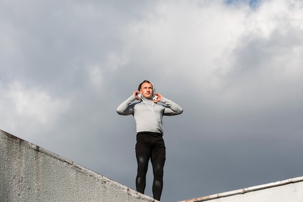 Portret sporty mężczyzna patrzeje daleko od